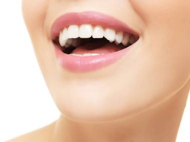 Gülümseyen genç kadın  