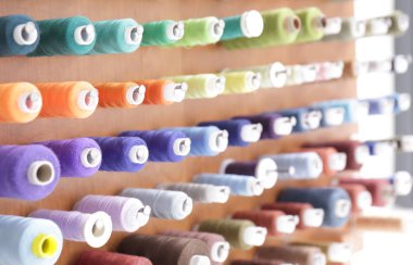 Makaralar ile iplik raf üzerinde 