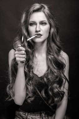 Sigara ile güzel bir kadın 