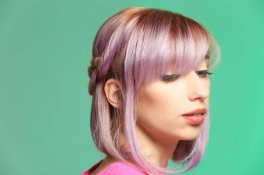 Boyalı saçlı güzel genç kadın  