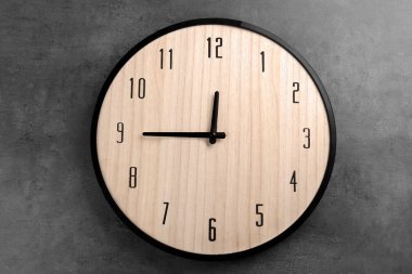 Duvarda büyük saat