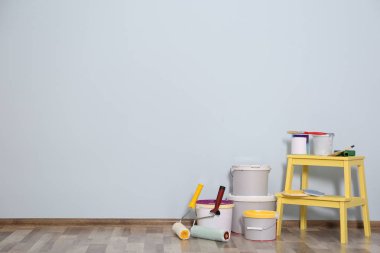 Boş odada duvar boyama için ayarla