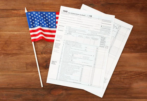 Индивидуальная форма налоговой декларации и американский флаг — стоковое фото