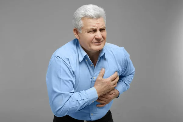Homem que sofre de ataque cardíaco — Fotografia de Stock