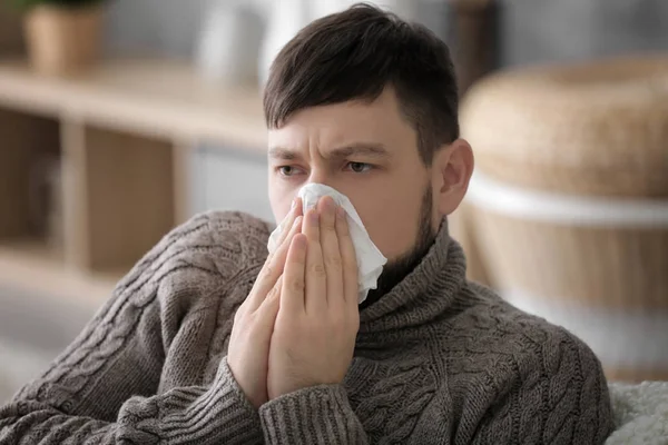 Hombre enfermo soplando la nariz — Foto de Stock