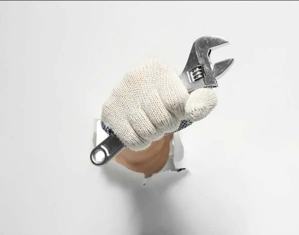 Hand des Automechanikers mit Werkzeug — Stockfoto