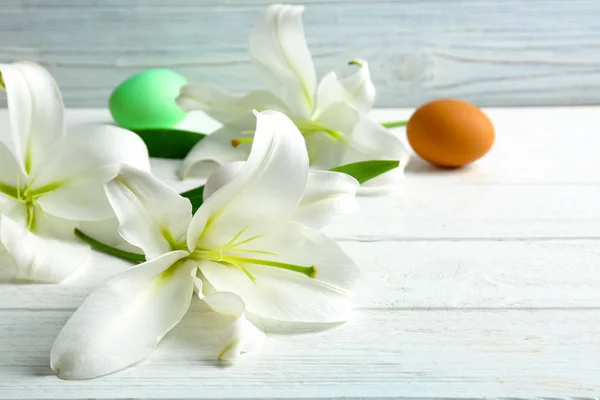 White lilies and Easter eggs — Stock Photo, Image
