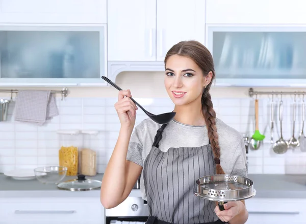 Pişirme kavramı. Genç kadın yemek tatma — Stok fotoğraf