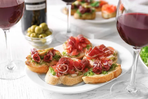 Tasty bruschetta served with wine — Stock Photo, Image