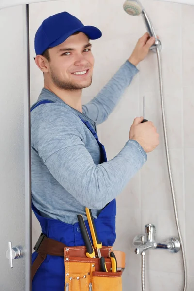 Encanador trabalhando no chuveiro stall — Fotografia de Stock