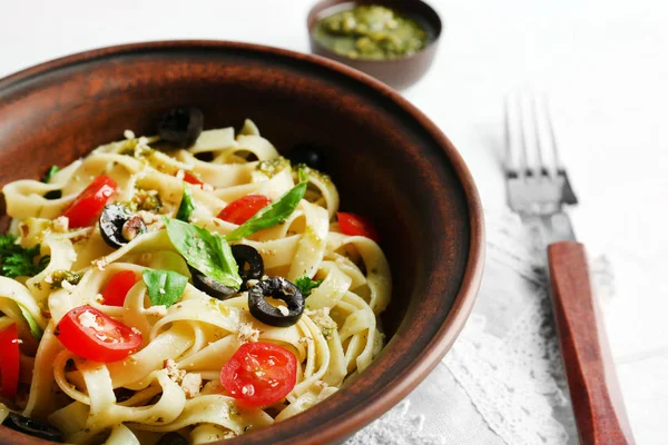 Placa con deliciosa pasta sobre fondo de madera — Foto de Stock