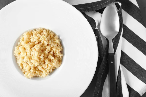 Assiette blanche au porridge de quinoa — Photo