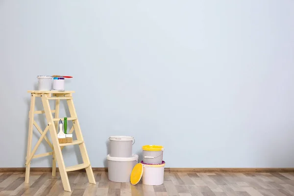 Zestaw do malowania ścian w pustym pokoju — Zdjęcie stockowe