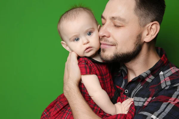 Şirin bebek kızı ile poz baba — Stok fotoğraf