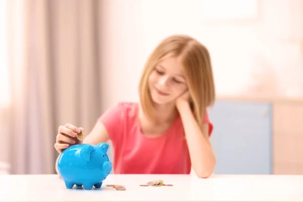 Leuk meisje met piggy bank — Stockfoto