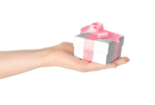 Hand hält schöne Geschenkbox — Stockfoto