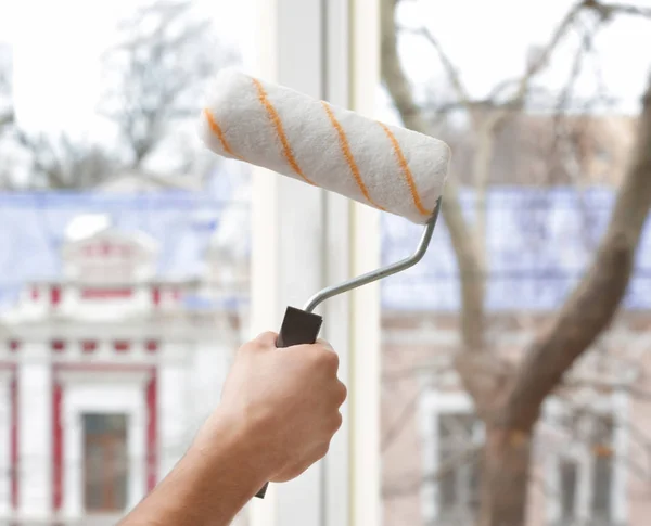 Man gaat schilderen venster in kantoor — Stockfoto