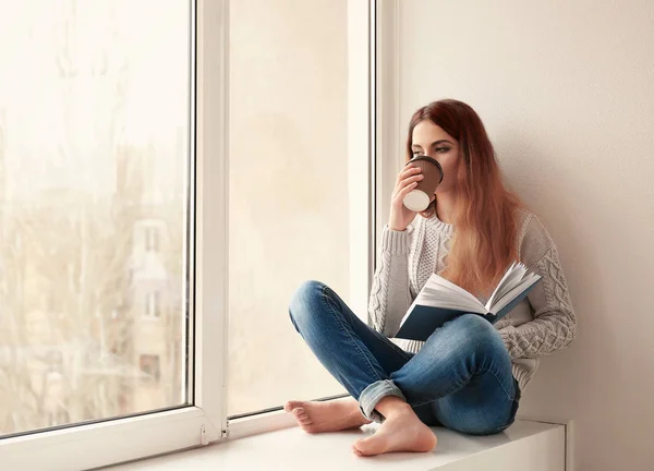 Belle jeune femme boire du café — Photo