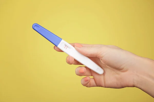 Pregnancy test in hand — Stock Photo, Image