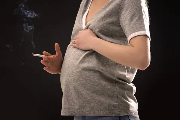 Schwangere raucht Zigarette — Stockfoto
