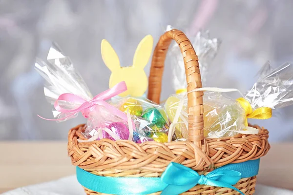 Cesta de Pascua con dulces y regalos — Foto de Stock