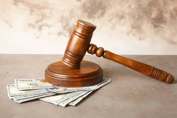 Soudce kladívkem a peníze na stole — Stock fotografie