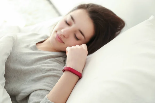 Giovane donna con sleep tracker — Foto Stock