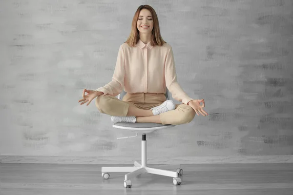 Bela jovem mulher meditando — Fotografia de Stock