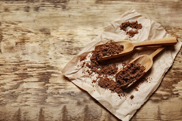 Cucharas de madera con cacao en polvo — Foto de Stock