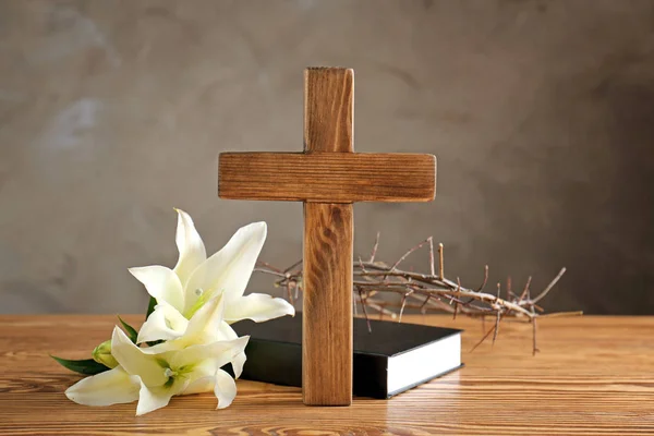 Dornenkrone, Kreuz und weiße Lilie — Stockfoto