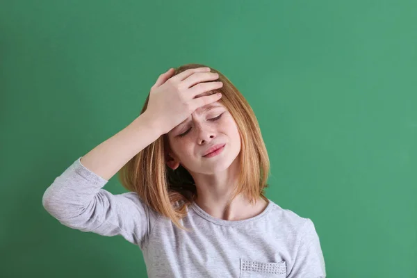 Mädchen leidet unter Kopfschmerzen — Stockfoto