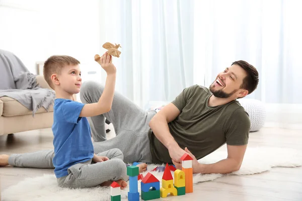 Padre jugando con hijo — Foto de Stock