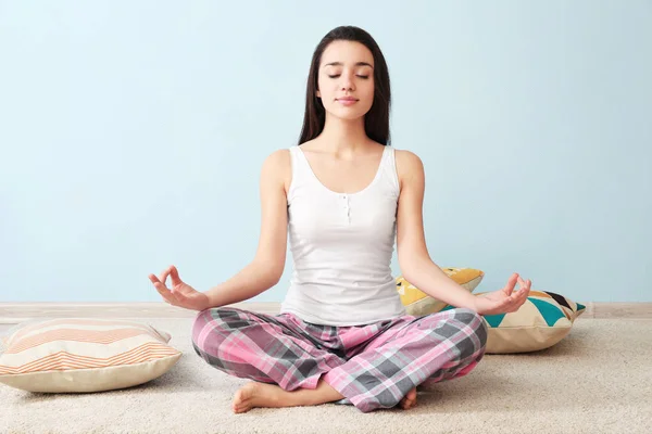 Mujer joven practicando yoga —  Fotos de Stock