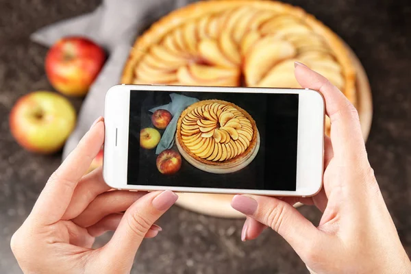 Blogger haciendo foto de pastel de manzana casero, primer plano — Foto de Stock