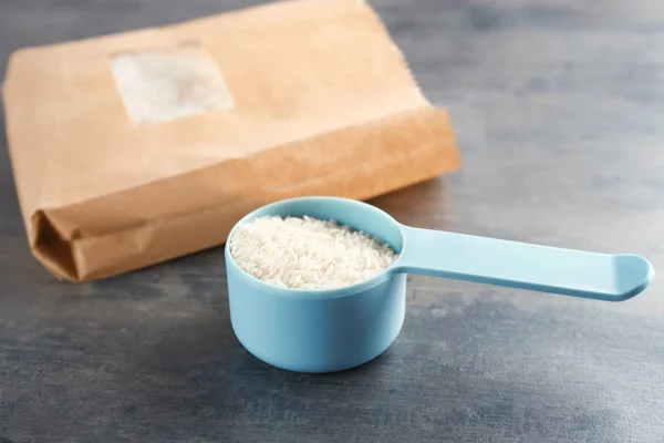 Åtgärd scoop med ris — Stockfoto