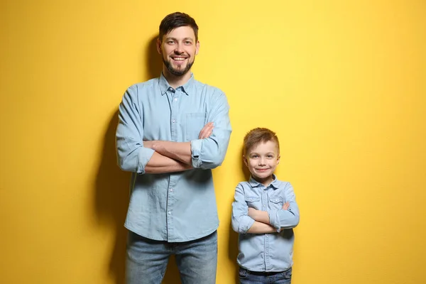 Hombre guapo con hijo — Foto de Stock