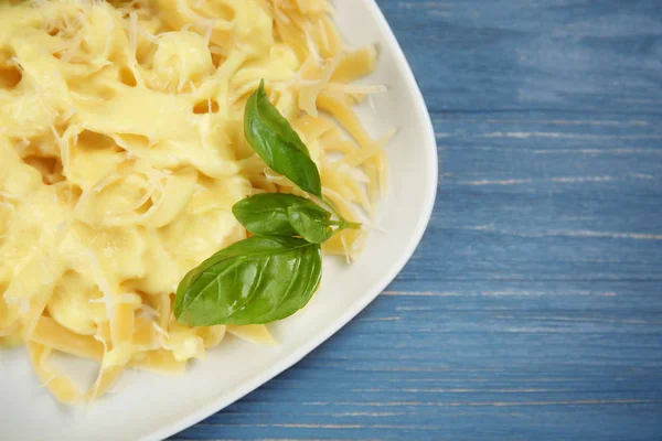 Delicious pasta with cheese sauce — Stock Photo, Image