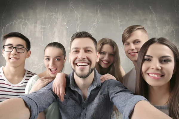 Happy jonge vrienden nemen selfie — Stockfoto