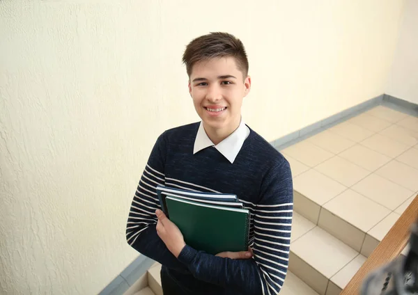 Allegramente sorridente ragazzo della scuola — Foto Stock