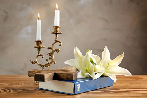 Cross, Holy Bible and white lily — Stock Photo, Image