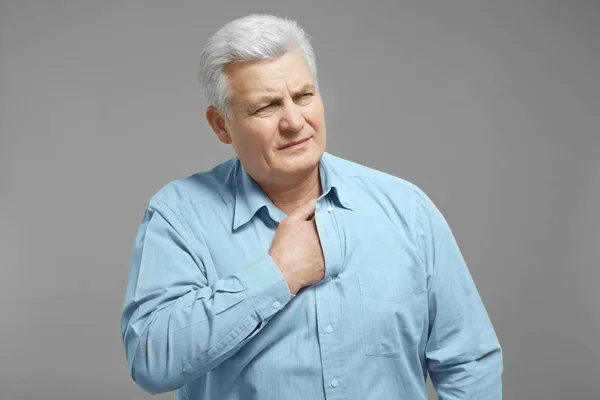 Hombre que sufre de un ataque al corazón — Foto de Stock