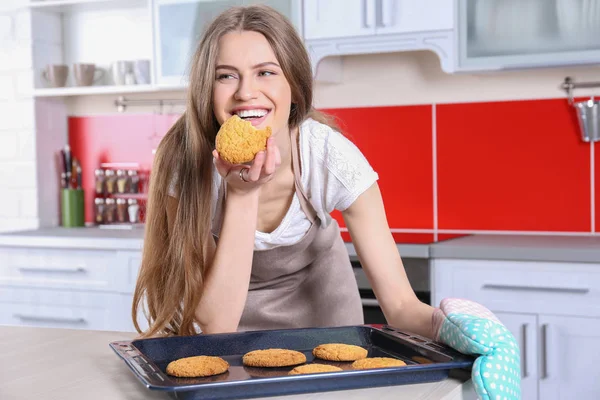 Jeune femme avec des cookies — Photo