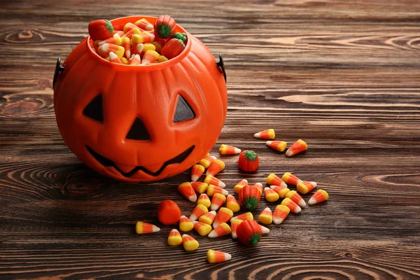 Tasty candies and Halloween decor — Stock Photo, Image