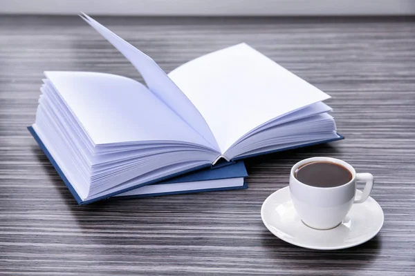 Libro e tazza di caffè — Foto Stock