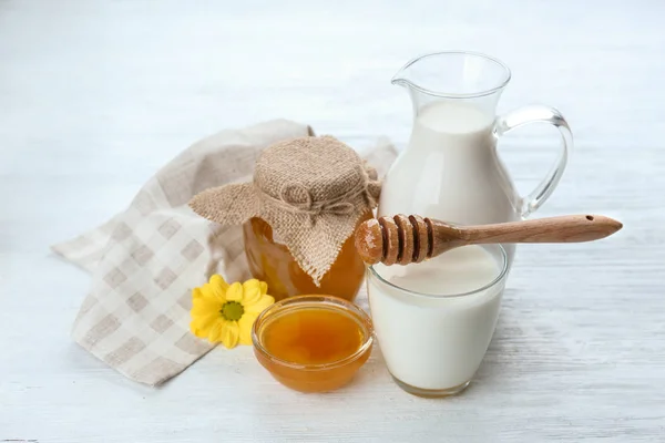 Beautiful composition of honey and milk — Stock Photo, Image