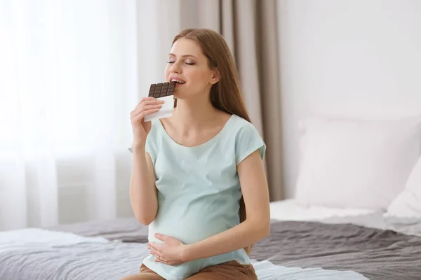 Wanita hamil makan coklat. — Stok Foto