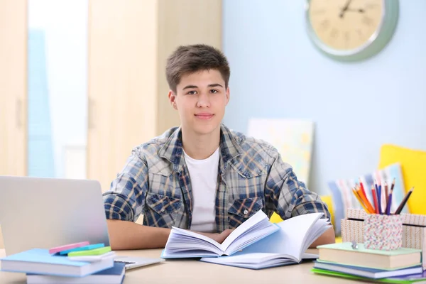 Adolescente estudando em casa — Fotografia de Stock