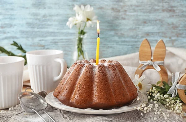 Prato com bolo de Páscoa — Fotografia de Stock