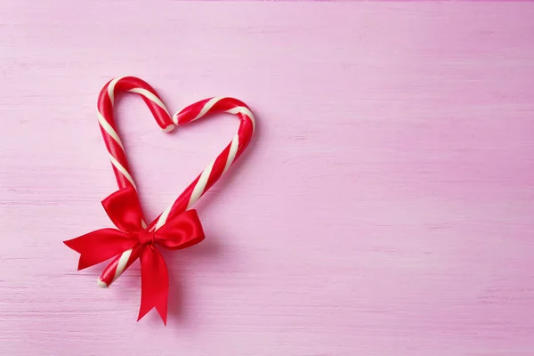 Heart shape made with candy canes — Stock Photo, Image
