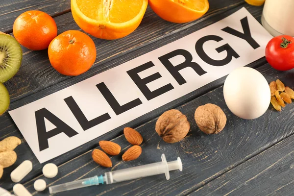 Word ALLERGY, food and syringe — Stock Photo, Image